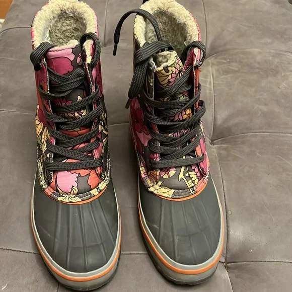 Peace floral lined snow boots size 7 - Picture 2 of 4